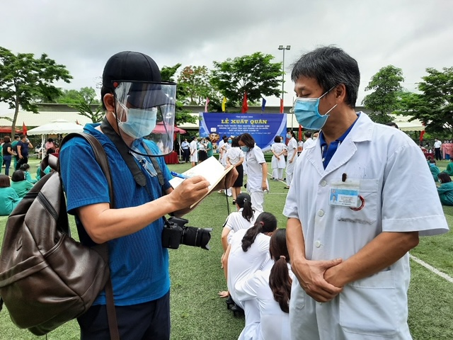 Nhà báo với những phút giây tác nghiệp hồi hộp nhất trong đợt chống dịch COVID-19 (21/6/2021)